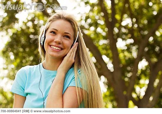 girl wearing headphones 700-00864841